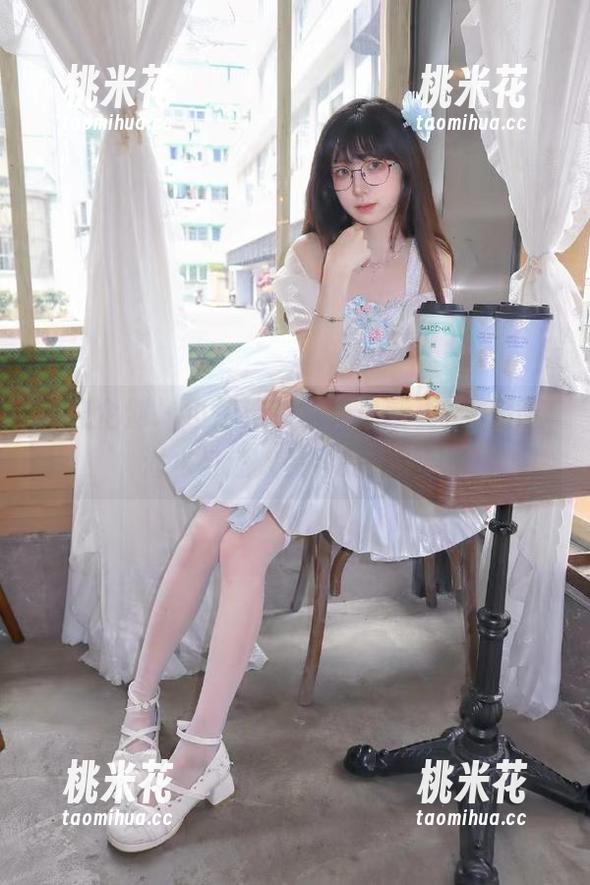 紧急企划 - 小恩泳装写真最新更新，清澈海水与迷人笑容完美融合