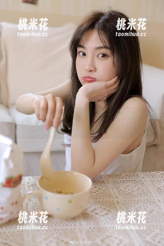 羊小雪juvia 微密圈 - 舰长图包精彩回顾:羊小雪juvia红裙写真图册赏析