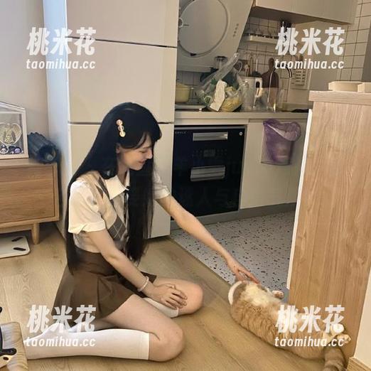 微密圈 - 在线查阅羊小雪juvia短裤写真合集，感受她的迷人与自信气质！