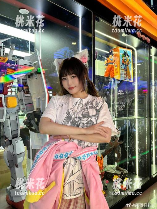 脱尾巴Mizuki “脱尾巴Mizuki婚纱”在线高清艺术照,带你走进一个充满自嘲的梦幻世界!