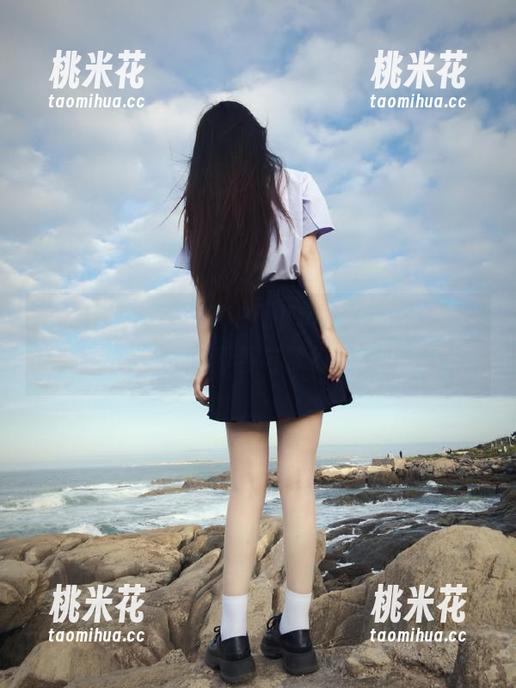 蜜桃社 - 感受佩琦Pinky的水手服套图作品，探索青春与梦幻的交汇