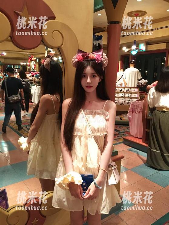 蜜桃社 - 高清白裙写真，初月在分享中绽放的迷人光彩