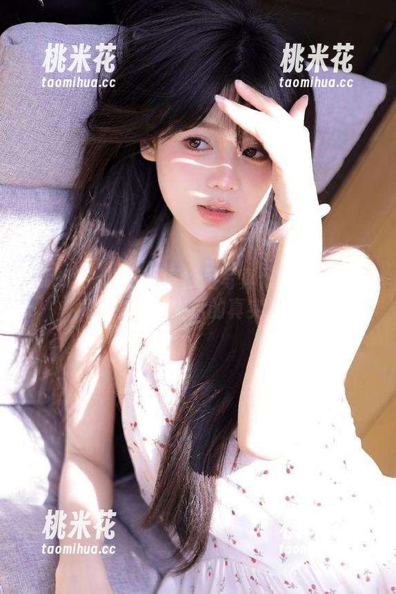 袜啵啵-小淳 袜啵啵 - 精选小淳裸足写真作品:在细腻瞬间中捕捉生活的真实与纯粹