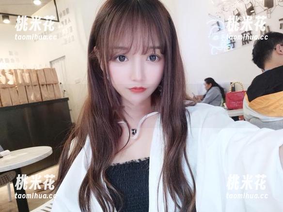 过期米线线喵 精选美图:“过期米线线喵”在透明世界里的自我探索与表达