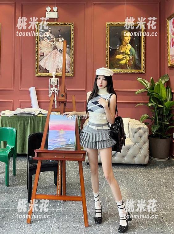 重磅福利！“过期米线线喵”展现睡衣写真中的无尽魅力