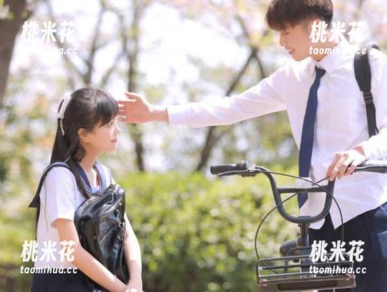 泳池中的盛夏风情：铭铭kizami写真图包，点燃你的夏日激情