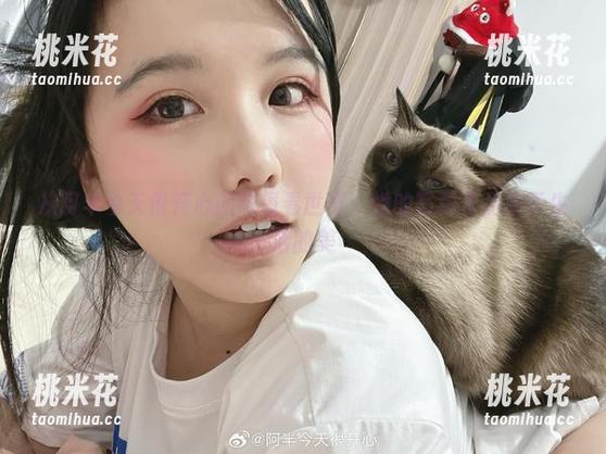 从阿半今天很开心的眼镜看世界：她的写真作品展示生活的美