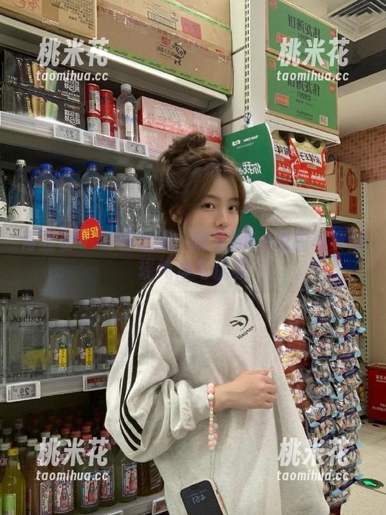 青豆客 - 白色之美：晓艾fafa原图写真展现纯净与优雅