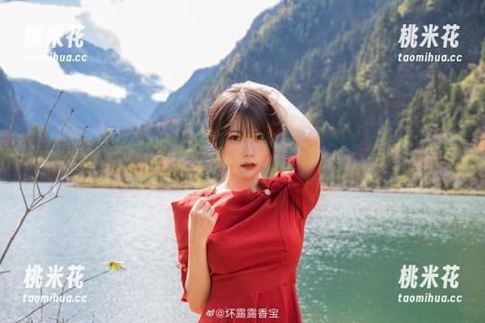 香草喵露露的黑丝萌妹写真集，资源不断，快来享受这一场视觉盛宴！