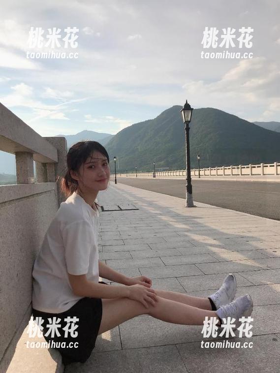 最新魅瞳meroko纯白作品，原图将她的青春活力演绎得淋漓尽致，你准备好被吸引了吗？